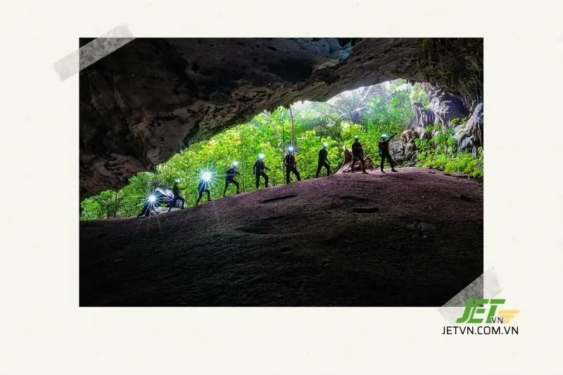 Hoạt Động Du Lịch tại Hệ Thống Hang Động Tú Làn