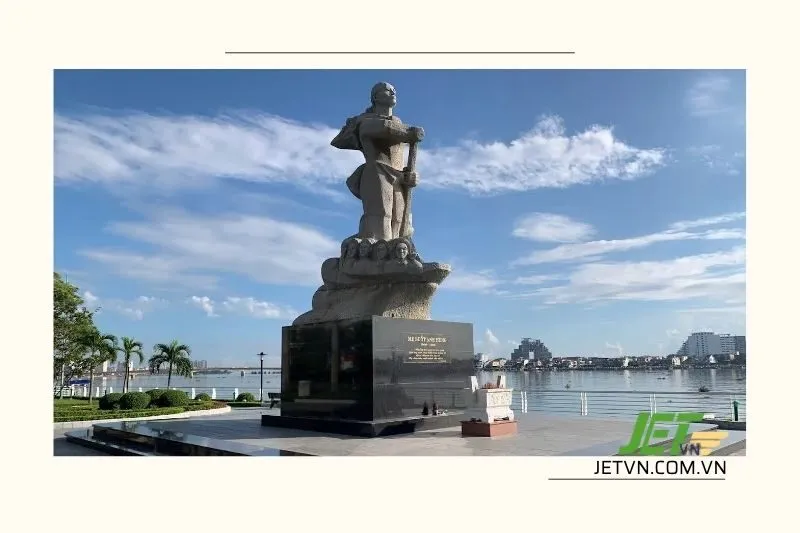 Thiết kế và kiến trúc của Tượng đài Mẹ Suốt